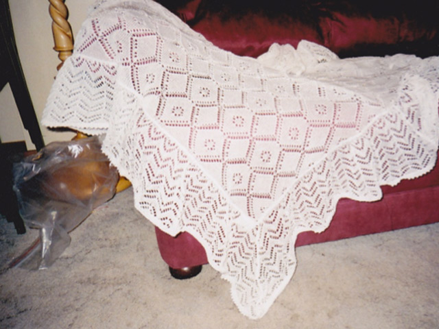 ½ frilled shawl. In pure wool and cotton and acrylic.